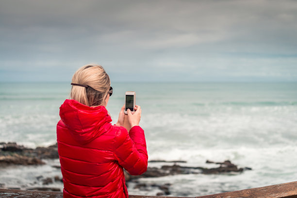 用手机拍照的女人图片下载