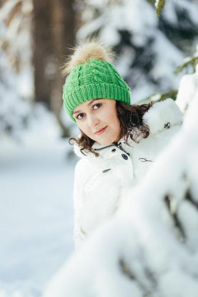 冬天公园里的年轻女子图片下载