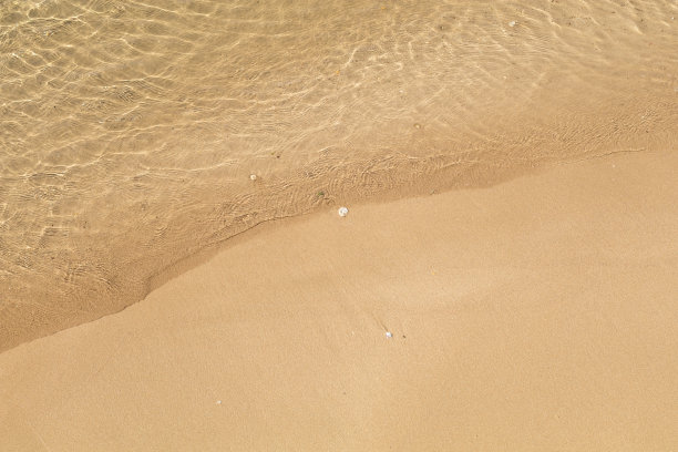 美丽晶莹的海水，温柔的波浪打破黄金图片下载