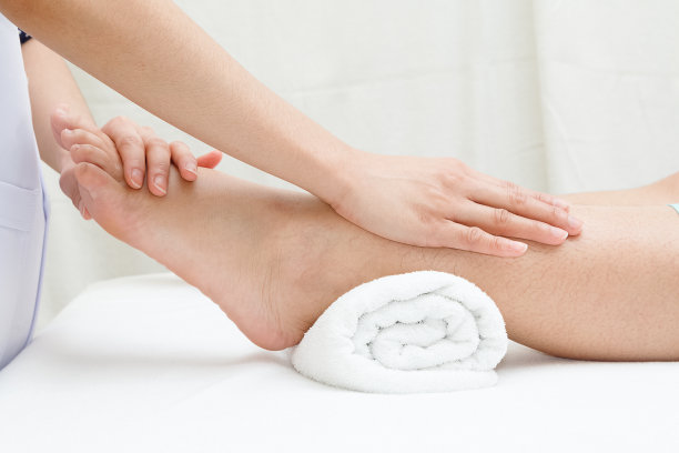 足底按摩，治疗师用手按摩女性脚部图片下载