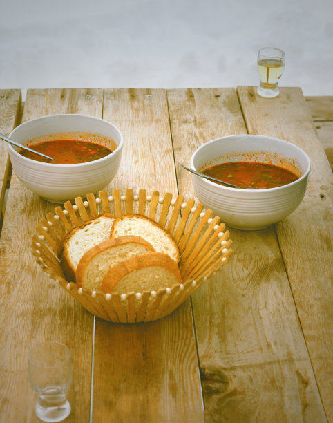 在滑雪胜地午餐的色调视图图片下载