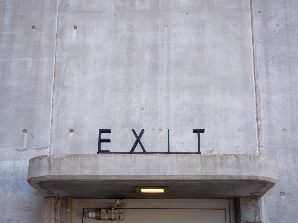 门上方的装饰艺术出口标志关闭图片下载