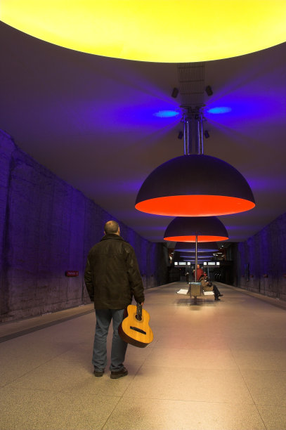 地铁站里孤独的吉他手图片下载