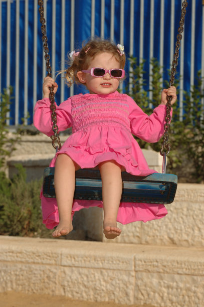 秋千上的可爱女孩图片下载