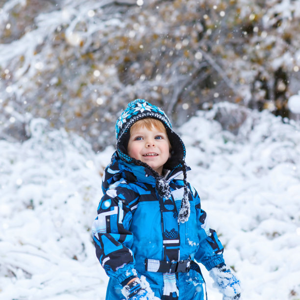 快乐的孩子在冬天玩雪素材图片