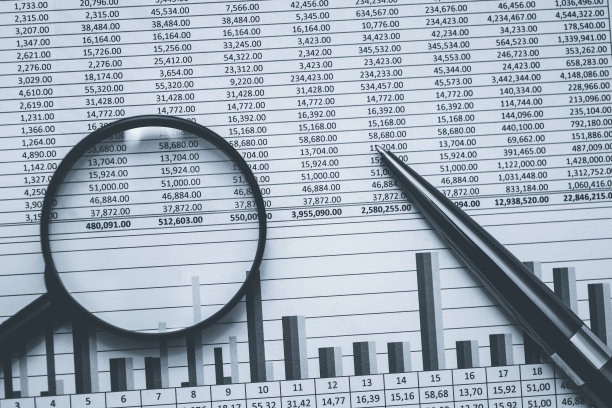 财务、股票、银行、会计、电子表格数据。概念黑白照片与放大镜和黑色金属笔。图片下载