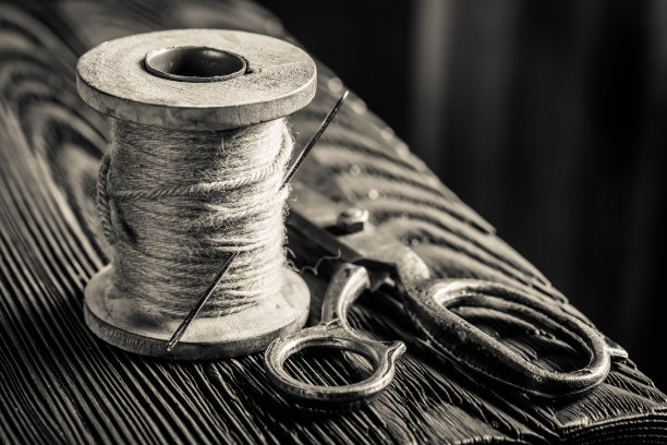 老式剪刀和线轴上的线图片下载