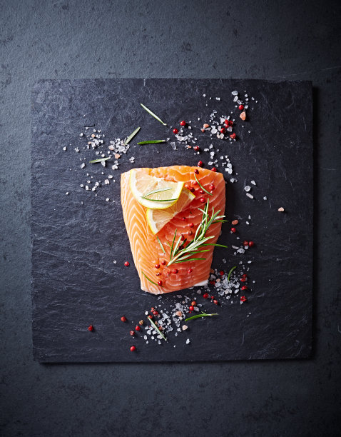新鲜的三文鱼片配上香料和柠檬图片下载