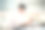 亚洲人。在现代办公室里看手机的商人图片下载
