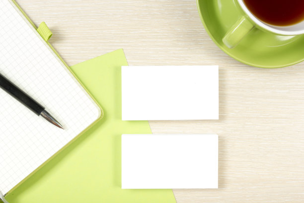 办公室里的名片、记事本、咖啡杯和笔图片下载