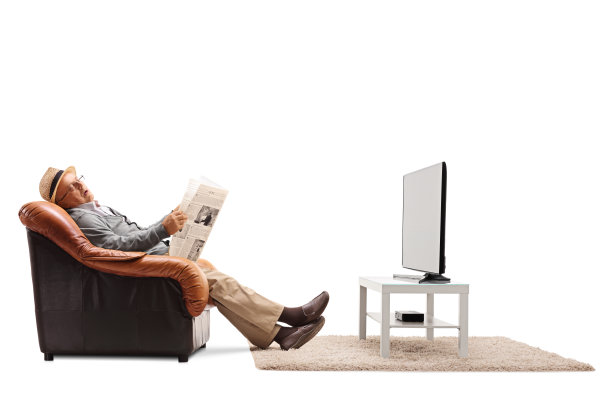 在电视机前睡觉的老人图片下载