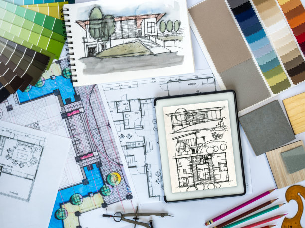 建筑师，室内设计师工作台与平板电脑和草图图片下载