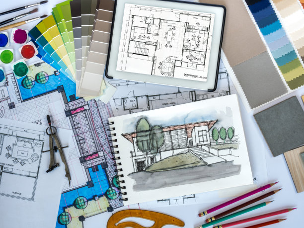 建筑师，室内设计师工作台与平板电脑和草图图片下载
