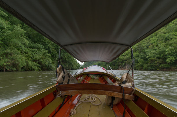 长尾船在泰国桂河图片下载