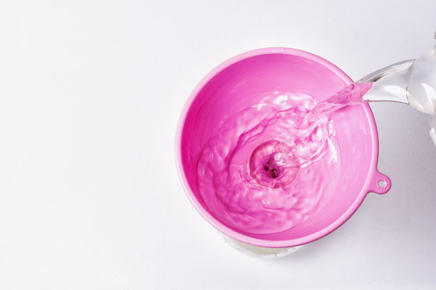 用于将液体倒入狭窄地方的消费装置。图片下载