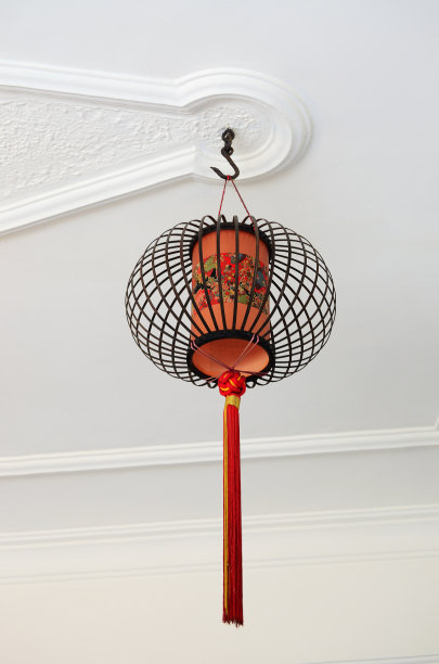 天花板上悬挂着中国传统的灯笼图片下载