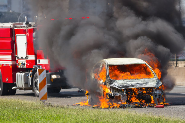 汽车着火了图片下载