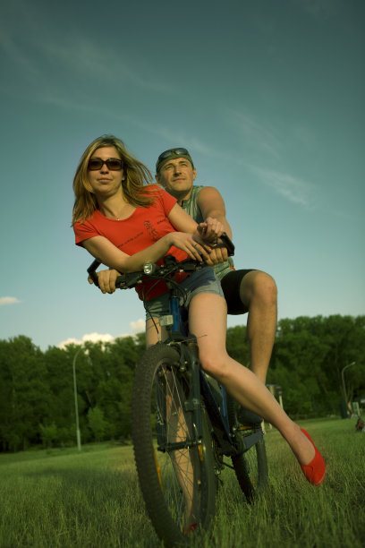 年轻人骑自行车图片下载