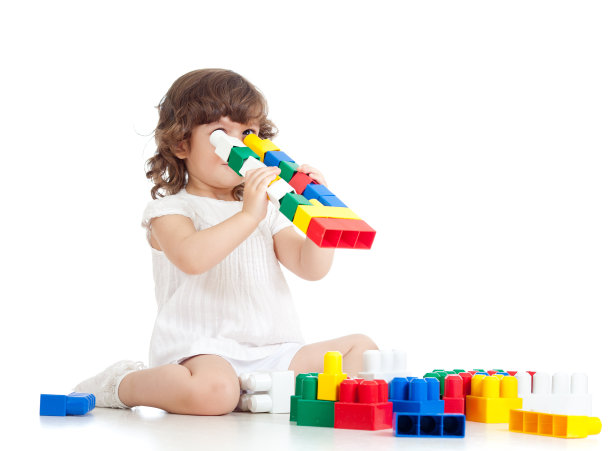 白色的背景上是一个欢快的孩子图片下载