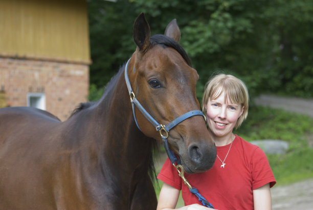骑着马的年轻白人女人图片下载
