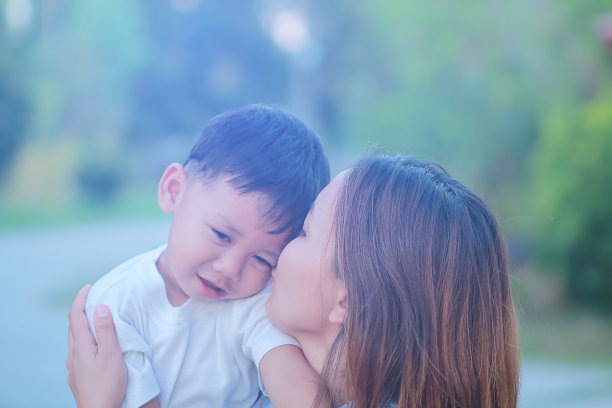 母亲亲吻她的儿子图片下载
