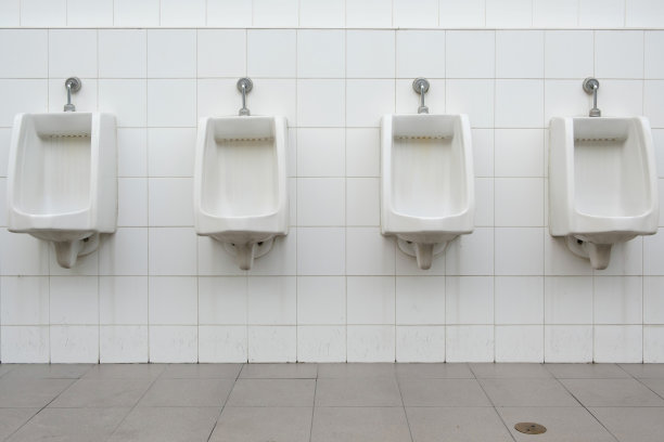 公厕内的小便池。男厕所。图片下载