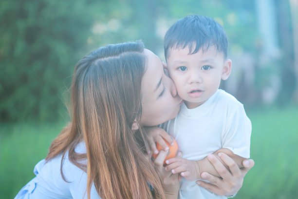母亲亲吻她的儿子图片下载