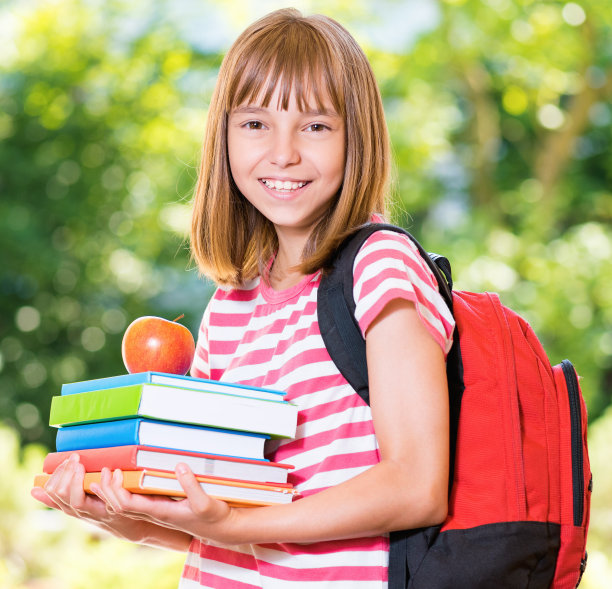 女孩回到学校图片下载