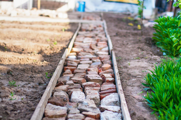 路外的碎砖用于修建轨道图片下载