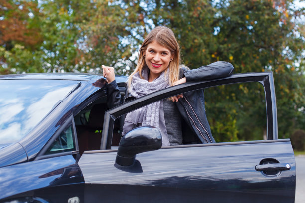 镇上有新车图片下载