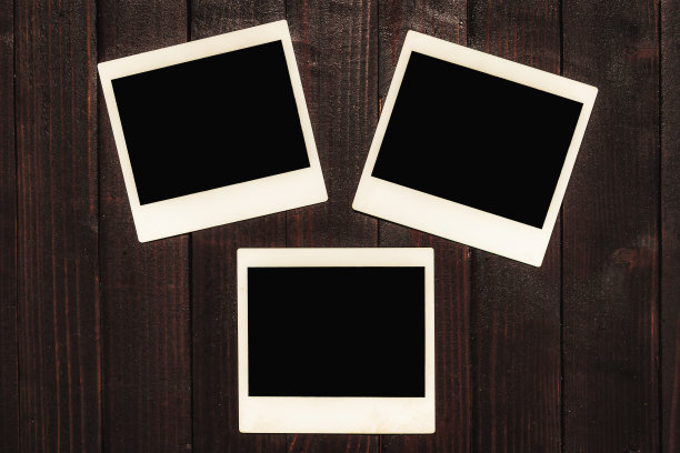 木制背景上的空白照片图片下载