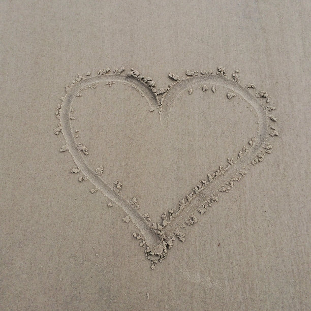 心在沙子里画图片下载