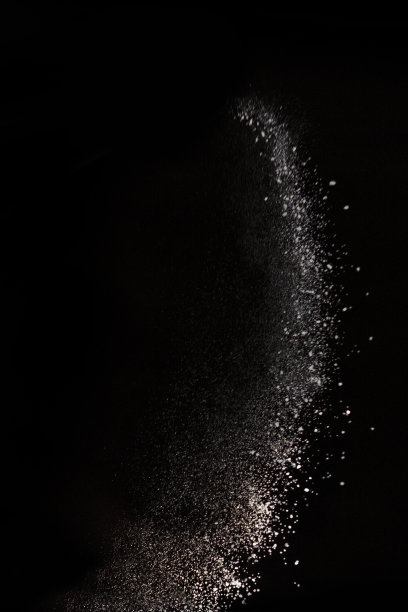 白色尘埃碎片孤立在黑色背景上图片下载