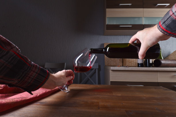 斟酒师将红酒倒入杯中图片下载