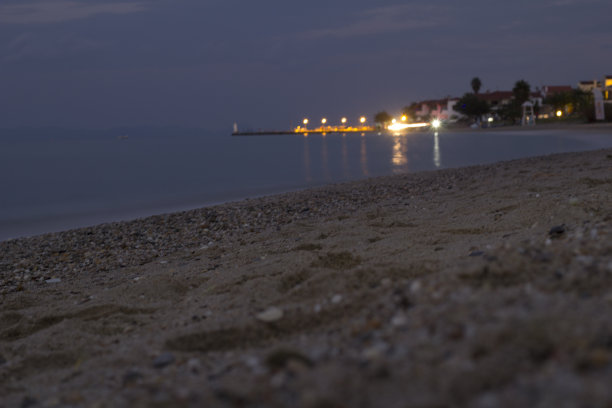 夜景拍摄的海滨小镇图片下载