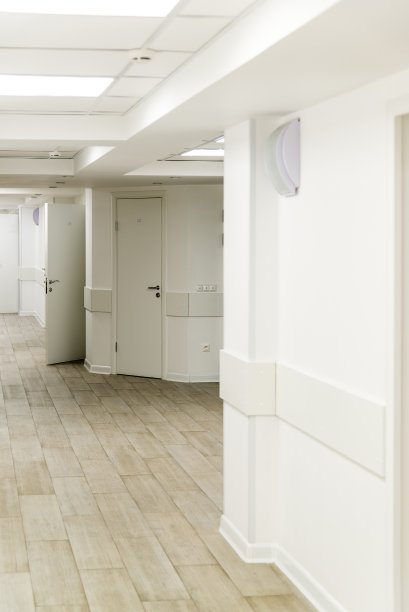 医院里空荡荡的白色走廊图片下载