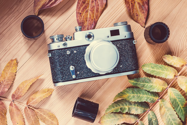 木制背景的老式胶片相机图片下载