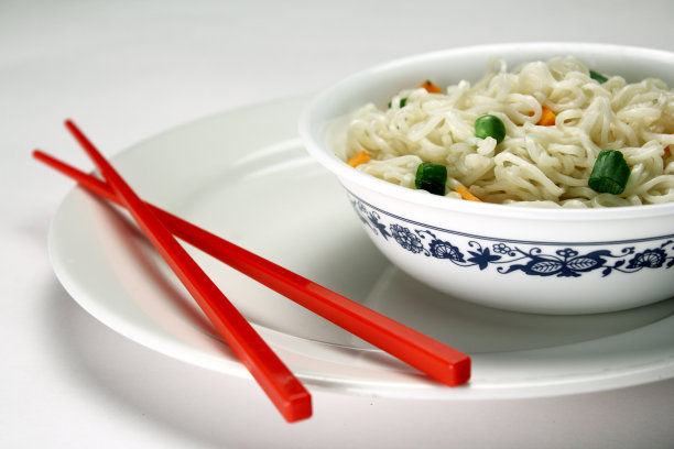 用筷子吃面条图片下载