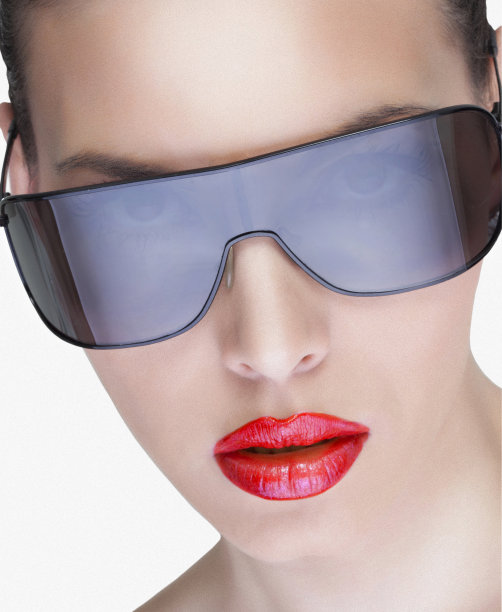 一个戴着太阳镜的女人的特写肖像图片下载