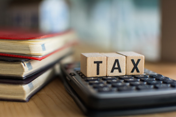 用木刻字母制成的单词GST图片下载