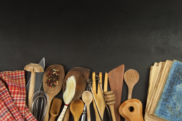 厨房用具放在木桌上。做饭的工具。需要做饭。图片下载