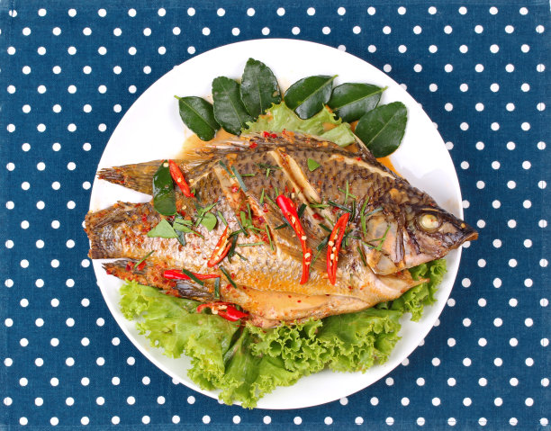 咖喱炒罗非鱼配辣酱。图片下载