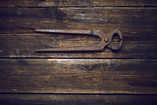 老生锈的钳子在木板的背景上图片下载