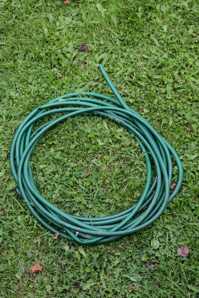 滚花园软管在草地上图片下载