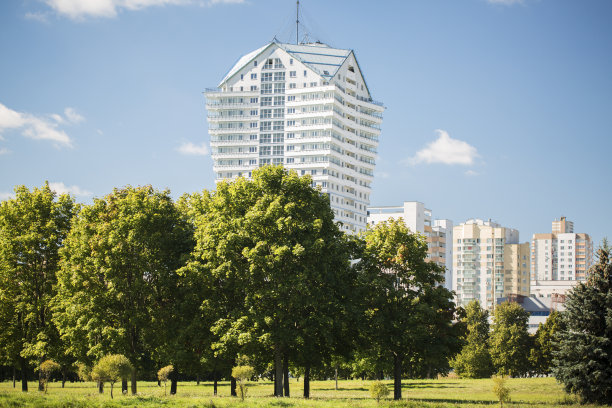 春天公园和现代城市。图片下载