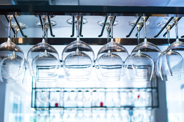 酒杯挂在吧台上图片下载