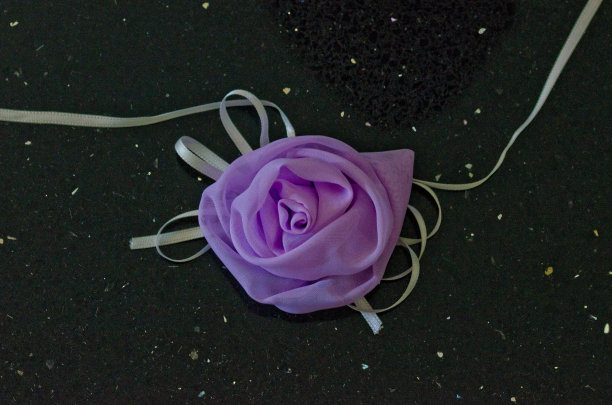 粉色带紫色花瓣图片下载