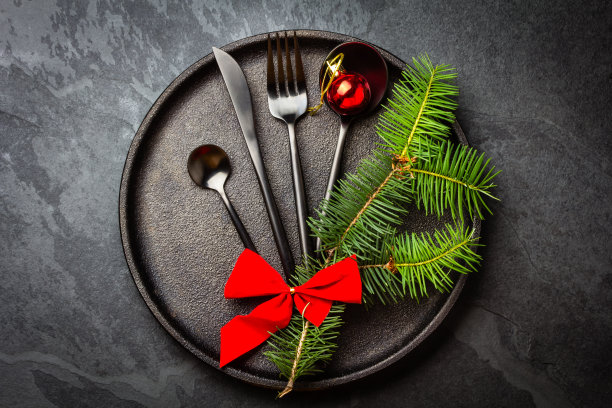 黑色餐具套装，圣诞装饰铁板，石板背景图片下载