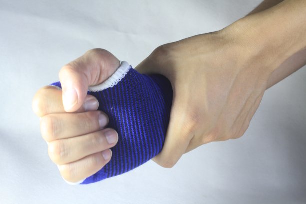 男性手腕疼痛，手用松紧带隔离白色背景图片下载