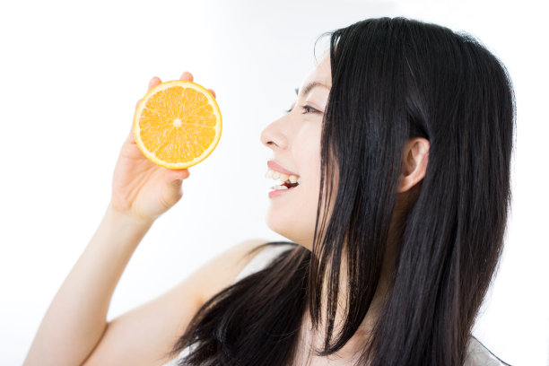 闻橘子的女人图片下载